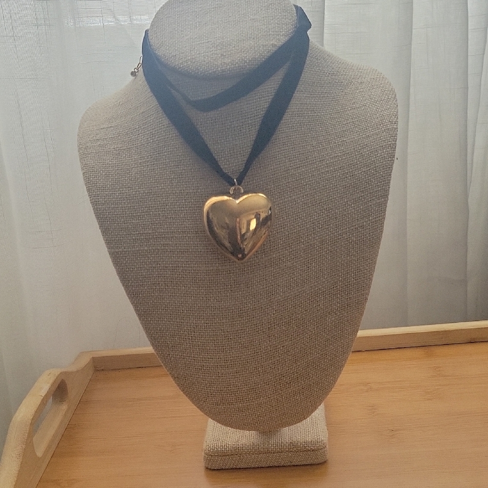 Y2k Aesthetic Simple Chunky Gold Heart Double Velvet Choker Necklace for Women.